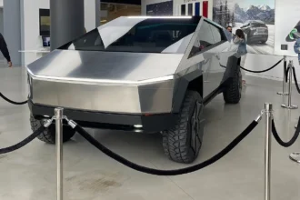 Tesla Cybertruck Showroom'larda: Kitleler Akın Etti!