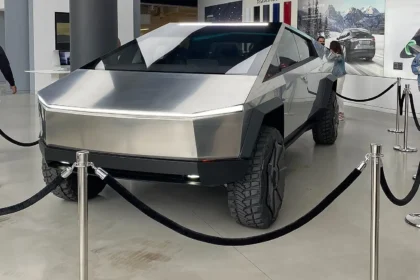 Tesla Cybertruck Showroom'larda: Kitleler Akın Etti!
