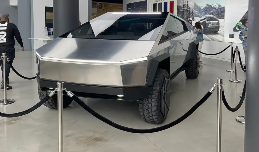 Tesla Cybertruck Showroom'larda: Kitleler Akın Etti!
