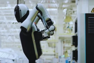 Kendi Bataryasını Değiştiren İnsansı Robot Tanıtıldı