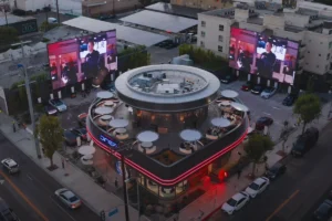 Tesla Diner Hollywood'a Retro-Fütüristik Bir Ziyafetle Açıldı