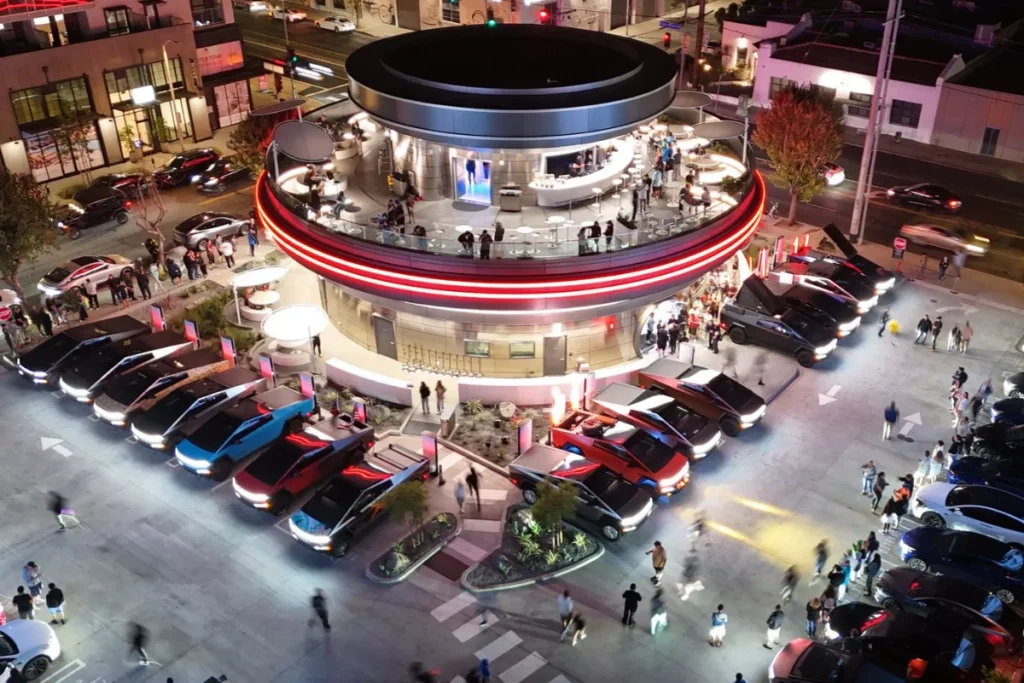 Tesla Diner Hollywood'a Retro-Fütüristik Bir Ziyafetle Açıldı