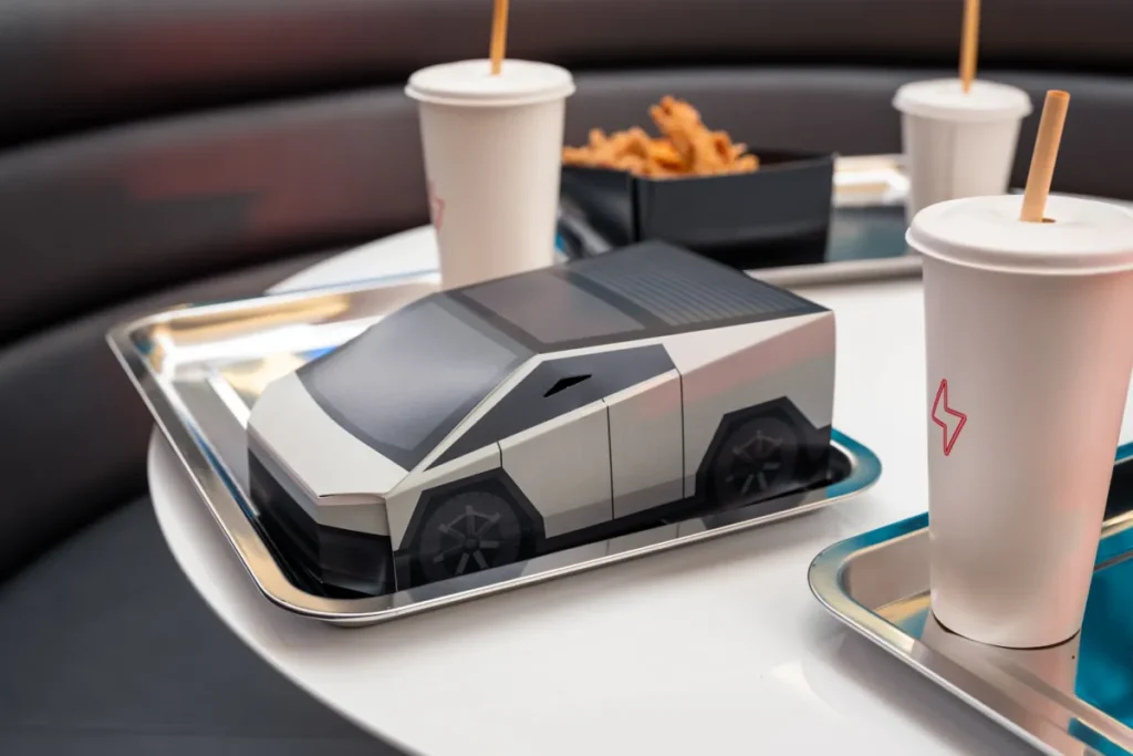 Tesla Diner Hollywood'a Retro-Fütüristik Bir Ziyafetle Açıldı