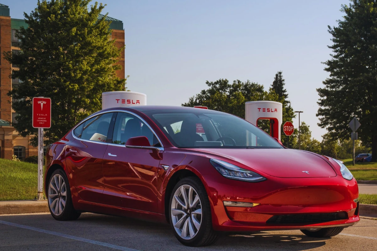 Tesla Supercharger Sırasına, Yüksek Teknolojili Bir Çözüm Getiriyor