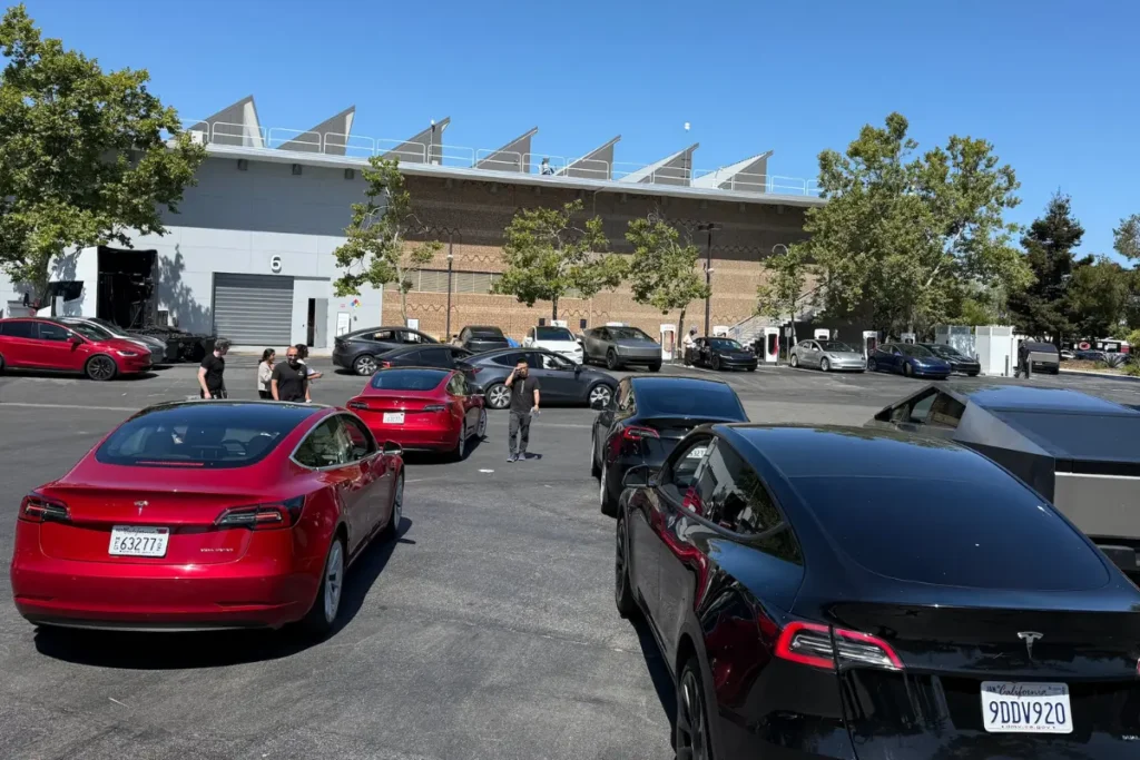 Tesla Supercharger Sırasına, Yüksek Teknolojili Bir Çözüm Getiriyor